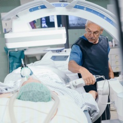 Guido Bendl, Senior Physician at the urological clinic of Prosper-Hospital in Recklinghausen, Germany, works with a new, versatile combination for high-precision applications in Urology: Modularis Lithotripter and Cios Fusion mobile C-arm.