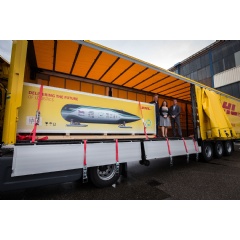 f.l.: Tim Houter, captain of the TU Delft Hyperloop team, Marleen van de Kerkhof TU Delft spokesperson and Michiel Greeven, CEO, DHL Express Netherlands.