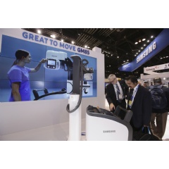 Visitors to Samsung Electronics’ booth at the Radiological Society of North America’s (RSNA) 2016 annual meeting in Chicago examine the GM85 mobile digital radiography (DR) system.