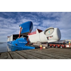 The new transport vessel is 141 meters long and will transport multiple Siemens 8-megawatt nacelles per trip. For Ro-Ro loading, a large bow door can be opened. A telescopic roof protects the nacelles from salty seawater spray.