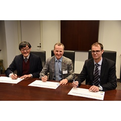 Photo left to right:
Howard Eng, president and CEO, GTAA
Dave Filipchuk, president and CEO, PCL Construction
Moritz Bender, sales director, BEUMER Group​​.   -Credit:  PCL-
