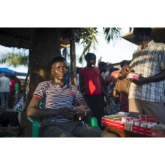 A South Sudanese refugee changes money at a market in Meri refugee site, the Democratic Republic of the Congo, November 2017.  © UNHCR/Colin Delfosse