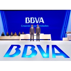 Carlos Torres Vila and Onur Gen�, at the 2019 BBVA Annual General Meeting in Bilbao.  -Credit:  BBVA-
