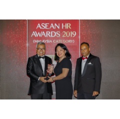 (From left) Entrepreneur Development Minister Datuk Seri Mohd Redzuan Md Yusof presenting the award to AirAsia Head of Facilities Catherine Kok, witnessed by Niagatimes Advisor Dato’ R. Rajendran at the Asean HR Awards 2019. -CREDIT: AirAsia-