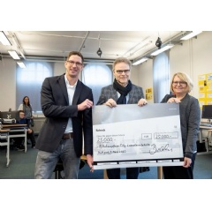 From left to right: Henning M�ller, headmaster of the Tilly Lahnstein School, Prof. Dr. Uwe Baake, Head of Development at Mercedes-Benz Trucks, and Ulrike Bauer-Murr, Business Unit Manager Vocational Education (Berufliche Bildung).
