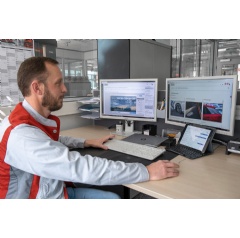 Thomas Seemann, car mechatronics trainer. Copyright: AUDI AG