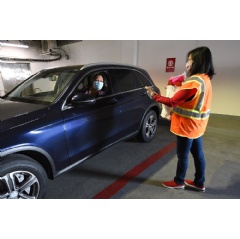 contact-free service at Drive Up: A guest confirms their Drive Up order by simply showing the team member their app with a PIN visible right through the car window for a completely contactless experience.