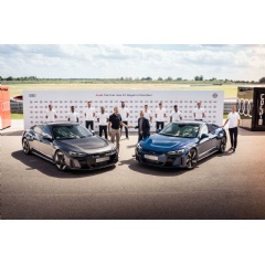 Electrification 2.0: pros from FC Bayern receive Audi e-tron GT: f.l. Leroy San; Bouna Sarr; Sven Ulreich; Serge Gnabry; Andreas Jung, Executive Board Member for Marketing of FC Bayern Mnchen AG; (See complete caption below) Copyright: AUDI AG