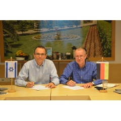 Ran Maidan (left), CEO of Netafim, and Mathias Kremer, Head of Strategy and Portfolio Management at the Crop Science division of Bayer, kicking off the new smart irrigation approach.
