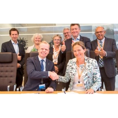 From left: Eystein Leren (Yara), Lise Winther (Yara), Svein Tore Holsether (Yara), Eli Aamot (SINTEF), Mats Carlin (SINTEF), Pierre Herben (Yara), Alexandra Bech Gjørv (SINTEF), Duncan Akporiaye (SINTEF)