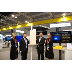 Zhou Yuefeng (left), Chief Marketing Officer of Huawei Wireless and Jiang Xiangzhong (right), President of Huawei SingleRAN Domain, released “Dual-200” Massive MIMO AAU at MBBF 2017.