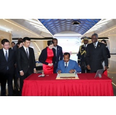 Cameroon President, Paul Biya, and President of Huawei Northern Africa, Peng Song, on a tour of Huawei�s Beijing facilities