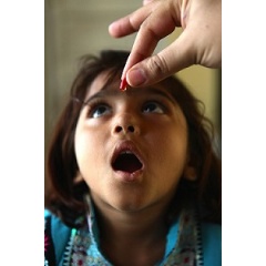 © UNICEF/UN048391/Pirozzi
A girl receives a dose of vitamin A at a basic health centre in Khan Pur Baga Sher Village in Pakistan’s Punjab Province.