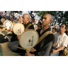Praying Monks � Hiroshima Atomic Bombing 60th Anniversary. Japan 2005 � Jeremy Sutton-Hibbert / Greenpeace