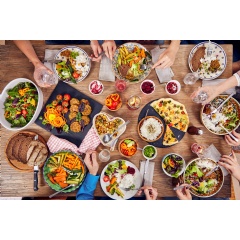 A family eating variety of plant based foods at home. © Mitja Kobal / Greenpeace