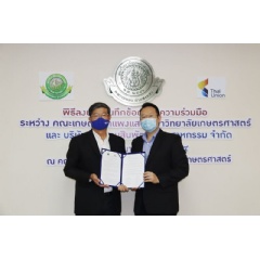 Nakorn Niruttinanon (right), Managing Director at Thai Union Manufacturing and Associate Professor, Pabhop Sinchayakul (left), Dean of Faculty of Agriculture Kamphaeng Saen Campus.(See complete image caption below)