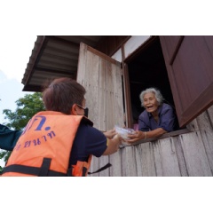 Thai Union meals are given to people affected by the flooding in Puka Sub-District, Ban Mi District in Lop Buri Province.