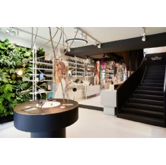 Henkel opens its first D2C concept store in Berlin.