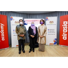 (From left to right) Secretary-General Minister of Higher Education Yang Berbahagia Dato Seri Abdul Razak Bin Jaafar; Higher Education Minister, Yang Berhormat Datuk Seri Dr Noraini Ahmad and President (Ventures) (see complete caption below)