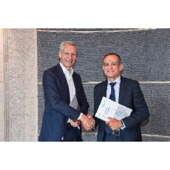 Harry Brekelmans, projects & technology director at Shell (left) and Jean-Pascal Tricoire, Chairman and CEO at Schneider Electric, formalizing the global strategic alliance.