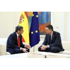 The Spanish Prime Minister Pedro Sánchez receives GlobalLogic CEO Nitesh Banga.