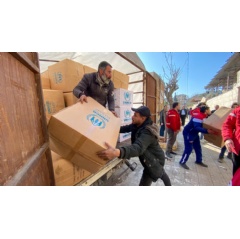 Relief items including high-thermal blankets and kitchen sets are unloaded for distribution at the mosque in the Suleiman Al-Halabi neighbourhood of Aleppo. © UNHCR/Hameed Maarouf