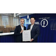 Left: Yngve Ruud, EVP Air Logistics, Kuehne+Nagel International AG; right: Kerry Mok, President & Chief Executive Officer, SATS Ltd.