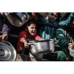 UNICEF/UNI495569/ZAGOUT
Shaima, 8-years-old, waits her turn in the crowd to get a meal from a charitable hospice that distributes free food in the city of Rafah, southern Gaza Strip. (see complete caption below)