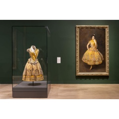 La Carmencita, c.1890, Paris, Musée d’Orsay and Costume for Carmen Dauset Moreno (Carmencita), c.1890, Private Collection. Sargent and Fashion installation view at Tate Britain 2024. Photo © Tate (Jai Monaghan)