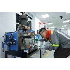 Henkel expert operating the 2D PUR machine in Thanh Hoa’s Application Center.