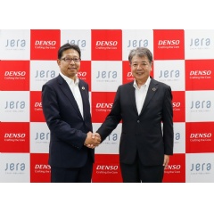 The joint development agreement signing ceremony held on 1 August.
Left: Tetsuya Watabe Corporate Vice President, JERA
Right: Yasuhiko Yamazaki Executive Vice President, DENSO