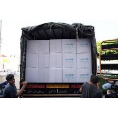 UNICEF/UNI650117/Choufany
Bottled water and emergency hygiene kits are distributed at a school in Beirut, Lebanon.