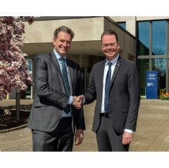 Pleased about the successful conclusion of the contract: Kassel’s Lord Mayor Sven Schoeller and Stefan Schnell, Chairman of the Management Board of Wintershall Dea.
Credit Wintershall Dea/Bernd Schoelzchen