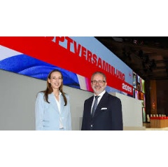Dr. Simone Bagel-Trah, Chairwoman of the Supervisory Board and Shareholders� Committee, and Carsten Knobel, Chairman of the Henkel Management Board