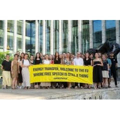 Photo Opp ET Anti-Slapp Lawsuit outside Courthouse in Amsterdam © Tengbeh Kamara / Greenpeace