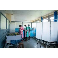  UNICEF / UN0569707 / Abdul
An enrolled midwife and nurses attend to a critical patient in the High-Dependency Unit (HDU) at Nebbi General Hospital.