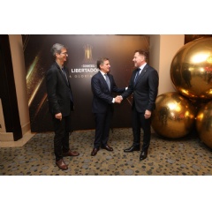 Alejandro Dominguez, CONMEBOL president, and Nacho Moros, head of Atos Major Events shaking hands after the signing of the partnership.