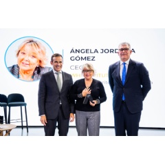 Jaume Masana, CaixaBank�s Business director; �ngela Jordana, winner of the 2025 �A Professional Aut�nomo Award�; and Toni Rodr�guez, CaixaBank�s commercial director for the Business Segment.