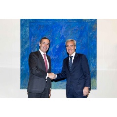 Gonzalo Gort�zar, CEO of CaixaBank, and Alejandro O�oro, CEO of ILUNION, at the signing of the agreement