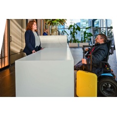 Photo of a reception adapted for people with reduced mobility.