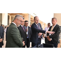 Viasat experts showcase direct-to-device connectivity for H.E. Mr. Sherzod Shermatov (centre), Minister of Digital Technologies for the Republic of Uzbekistan.