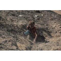 UNICEF/UNI876848/Nateel On 10 October 2025, thousands of Palestinian families are moving along the coastal road back to northern Gaza, amid the extreme devastation of infrastructure