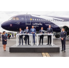 Lufthansa Group CEO Carsten Spohr and Lufthansa Group CTO Grazia Vittadini signing the agreement with Airbus CEO Guillaume Faury and Commercial Aircraft CEO Lars Wagner (see complete caption below)