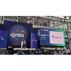 Nilmar Seccomandi, Director of Autonomous Network & Infrastructure within Telef�nica�s Global CTIO area, accepts the Catalyst Innovator: Voyager award presented to Telef�nica