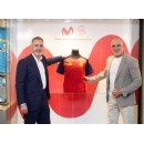 Luis de la Fuente Visits Distrito Telef�nica and Donates Historic National Team Jersey to the Corporate Museum