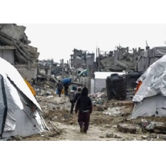 UNICEF/UNI751091/Nateel
Children walk past tents in Jabalia camp in the Gaza Strip.