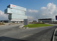 The first researchers & engineers are moving into the new Bosch Center for Research and Advance Engineering in Renningen.
Almost 2 and a half years after the groundbreaking ceremony, some 800 associates are set to start working at the new center.