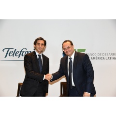 From left to right: José María Álvarez-Pallete, Chairman & CEO of Telefónica and Luis Carranza, Executive President of CAF -development bank of Latin America-.