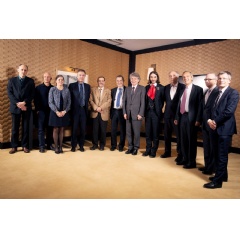 Atos CEO Thierry Breton surrounded by Nobel prize laureate in Physics Serge Haroche, Fields Medal laureate Cédric Villani, Daniel Estève, Alain Aspect, David DiVincenzo, Artur Ekert and the members of the managing team of Atos Quantum