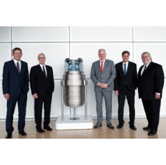 In front of the model of a Starlith 19xyi lens from ZEISS. Classic lithography optics such as the ZEISS Starlith 19xyi form the basis for the success story of SMT, which is now culminating in the production readiness of EUV lithography.